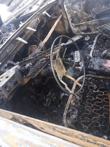 Фото: Пьяный кузбассовец угнал машину и сжёг её по дороге домой 1