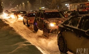 «Как же хорошо в трамвае»: кемеровчане утром снова встали в 9-балльных пробках