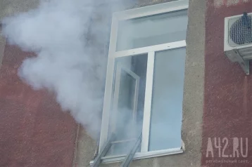 Фото: В Кузбассе пожарные спасли через окно горящего дома троих детей 1