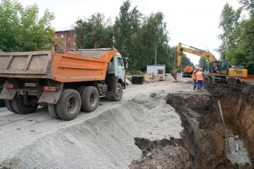 Фото: Демонтаж освещения и опиловка деревьев: подготовительные работы к капремонту Инициативной улицы начаты в Кемерове 1