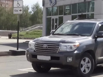 Фото: Водитель Land Cruiser получил штраф за парковку на месте для инвалидов у «Лапландии» в Кемерове 1