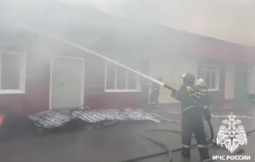 Фото: МЧС: в Белове тушат торговый центр, площадь пожара составила 900 квадратных метров 1