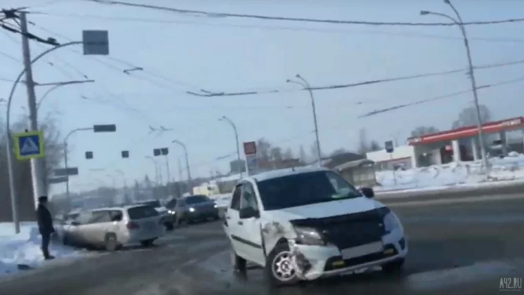 Фото: В Кемерове автомобиль вылетел на тротуар после ДТП 2