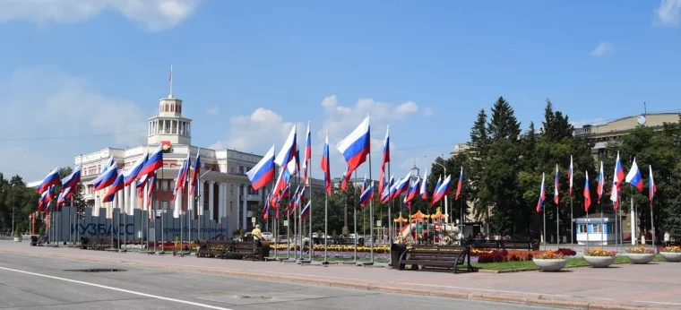 Фото: В Кемерове в преддверии Дня шахтёра улицы украсили 1 724 флага 4