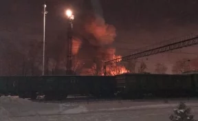 Появились фотографии с места крупного пожара на складе в центре Кемерова
