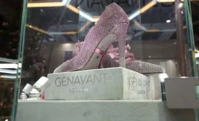 На выставке в Китае показали туфли, полностью покрытые розовыми бриллиантами