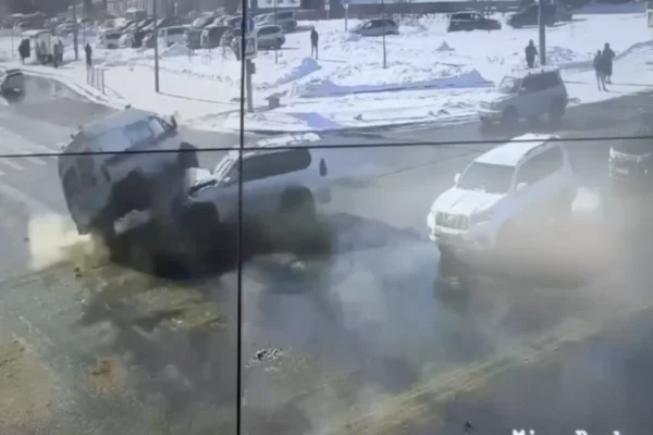 В Южно-Сахалинске скорая с пациентом перевернулась после ДТП с внедорожником