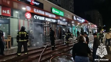 Фото: В Кемерове ночью пожар в суши-баре тушили 23 человека 1