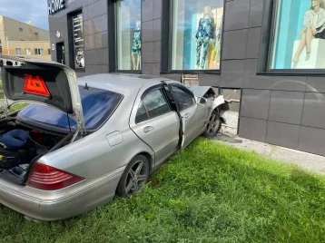 Фото: Mercedes влетел в дом на улице Орджоникидзе в Новокузнецке, пострадали 2 человека 1