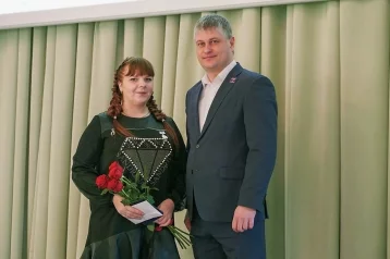 Фото: Мэр Юрги наградил медалью девушку, которая спасла троих детей при пожаре 1