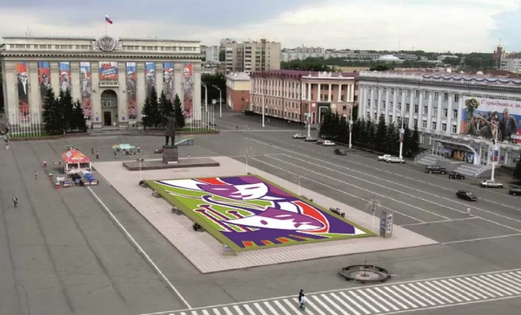 Фото: На площади Советов в Кемерове высадят цветы в виде маски 2