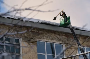 Фото: Очевидцы: в Кузбассе упавшая с крыши глыба льда обрушила козырёк подъезда многоэтажки 1