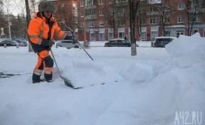 Снятие наката и вывоз снега: кемеровские дорожники борются с последствиями снегопада
