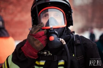 Фото: 21 пожарный тушили горящий многоквартирный дом в Кемерове 1