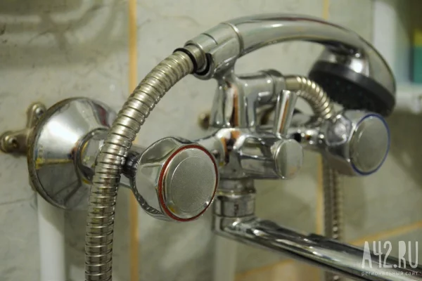 В Рудничном районе Кемерова прорвало водопроводную трубу