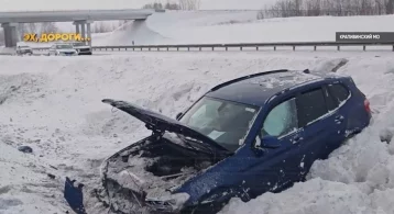 Фото: Легковушка с девушкой внутри вылетела в кювет на тарссе Кемерово — Новокузнецк 1