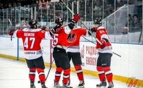 Новокузнецкий «Металлург» победил соперника и продолжил борьбу за выход в полуфинал ВХЛ