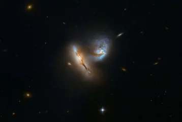 Фото: Телескоп Hubble снял взаимодействие двух галактик 1
