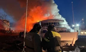 В Архангельске пожарные всю ночь тушили теплоход