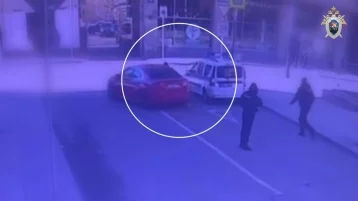 Фото: В центре Москвы водитель попытался сбросить полицейского на проезжую часть 1