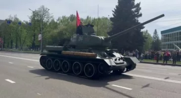 Фото: Танк Т-34 завели в Новокузнецке после неудачной попытки пройти в составе колонны 1