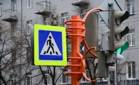 «Не пропускают даже на зелёный»: кемеровчане пожаловались на опасный участок дороги возле школы