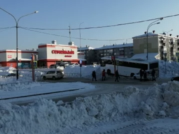 Фото: Появились фото ДТП с автобусом возле крупного гипермаркета в Кузбассе 1