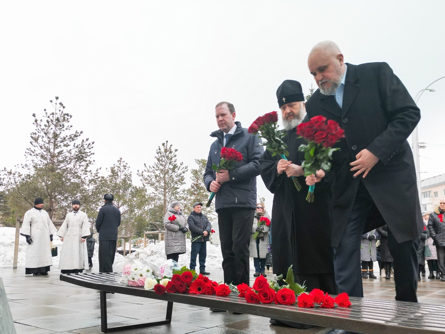 Сергей Цивилёв и Дмитрий Анисимов возложили цветы в память о жертвах пожара в кемеровском ТРЦ «Зимняя вишня» 
