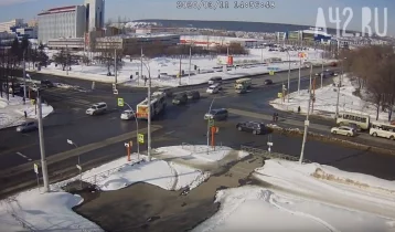 Фото: ДТП на перекрёстке Ленина — Терешковой в Кемерове попало на видео 1