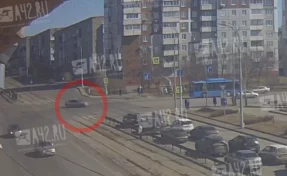 Автомобиль BMW врезался в ограждение на кемеровском перекрёстке и попал на видео