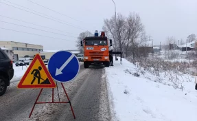 В Кемерове на Центральной улице прорвало трубу: обрушилась часть обочины дороги