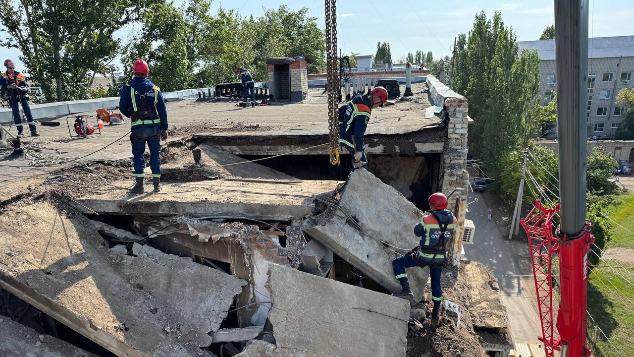Разбор завалов дома в Ершове, где взорвался газ, осложнён риском обрушения конструкций