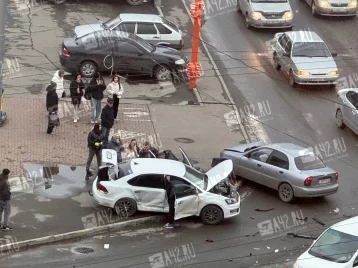 Фото: В Кемерове у ТРЦ «Гринвич» столкнулись две иномарки: момент ДТП попал на видео 1