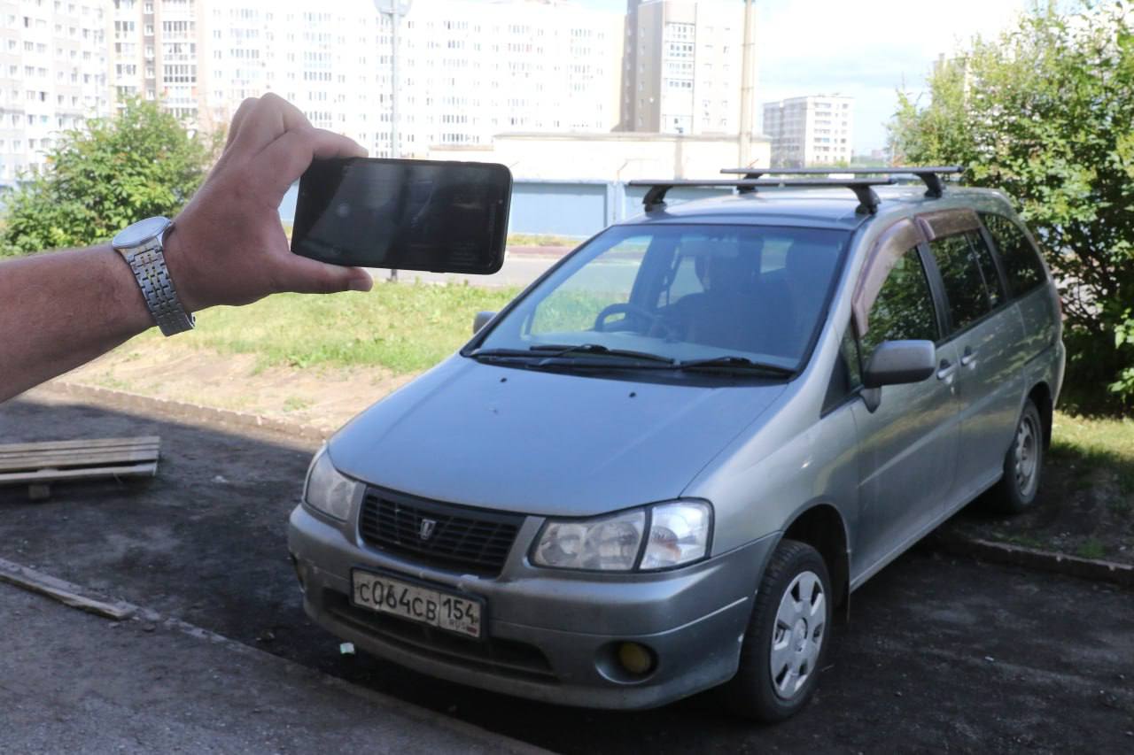 В Кемерове водителей массово штрафуют за парковку на газоне: прошёл очередной рейд