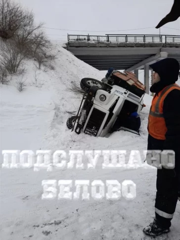 Фото: В Кузбассе грузовик упал с моста 3