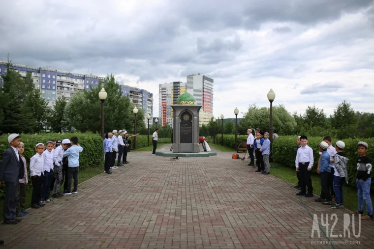 Фото: Новую памятную стелу установили на проспекте Ленина в Кемерове 3