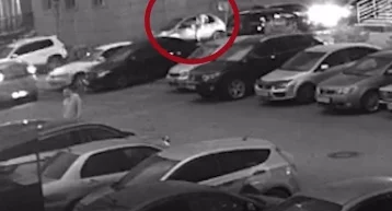 Фото: В Кемерове неадекватный мужчина повредил машины во дворе 1