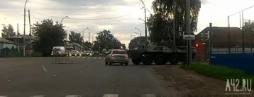 Фото: На кемеровском перекрёстке столкнулись легковушка и БТР 1