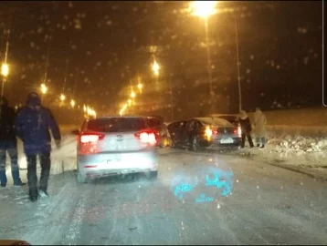 Фото: Появились фото массового ДТП на Леснополянском шоссе в Кемерове 1