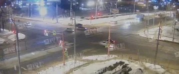 Фото: Водитель в Кемерове чудом избежал серьёзной аварии, инцидент попал на видео 1