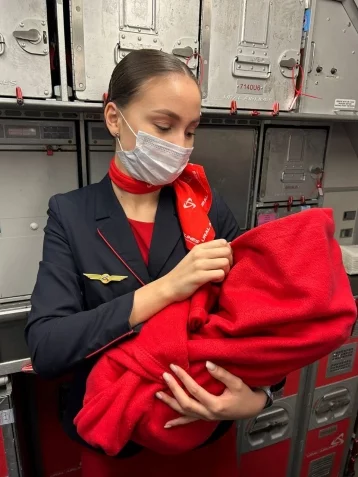 Фото: Пассажирка родила девочку на борту самолёта 1