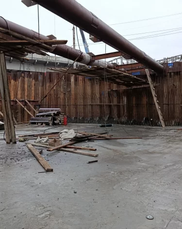 В Новосибирске 2 рабочих упали с высоты при строительстве моста через Обь