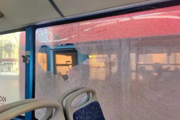 В Новокузнецке пассажир разбил окно автобуса аварийным молотком