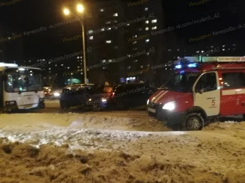 Фото: В Кемерове произошла авария с участием автобуса и легковушек 1
