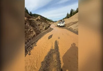 Фото: Самовольно пришёл и сливает отходы: золотодобытчик в Кузбассе нарушал закон 1