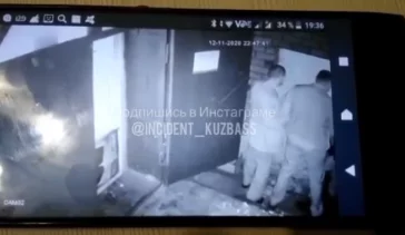 Фото: Появилось новое видео конфликта сотрудников кузбасской колонии с посетителем магазина 2