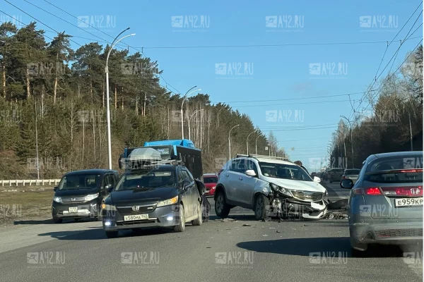 В Кемерове на улице Терешковой столкнулись две иномарки