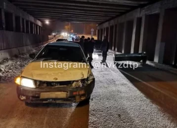 Фото: «Водитель чудом остался жив»: в Новокузнецке на машину упал ковш 1