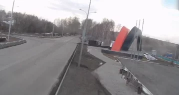 Фото: Водитель фуры чудом спасся от столкновения со стелой на въезде в Новокузнецк 1