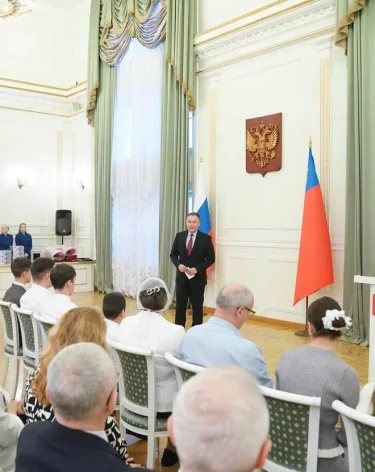 Губернатор Кузбасса вручил федеральные награды многодетным семьям и волонтёрам